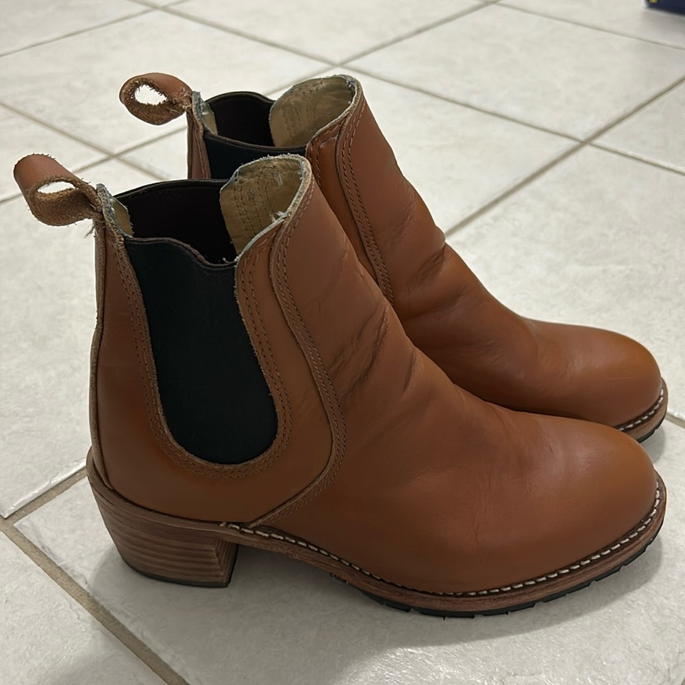 Redwing Harriet boot, size 9.5. Excellent condition.